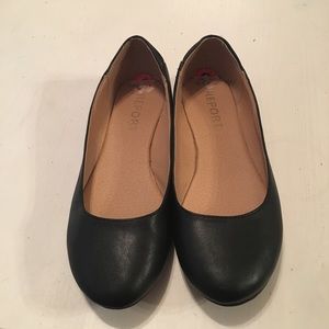 Report size 6 flats, black.